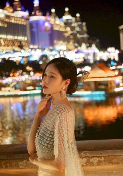 美女扒开腿露内裤免费看
